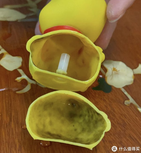 宝妈被医生提醒才觉知,罪魁祸首就是这个小黄鸭玩具,回去切开查看