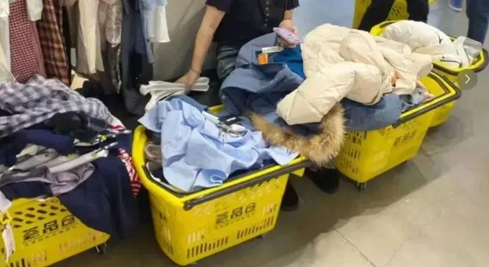 突然暴降!"有人提着麻袋疯抢"|暇步士|麻袋|服装_新浪新闻