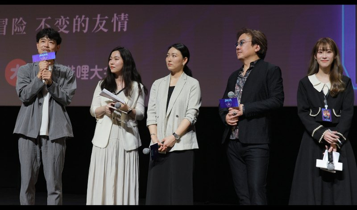 《数码宝贝02：最初的召唤》导演田口智久（左一）、制片人下村英里（左三）、插曲演唱者宫崎步（右二）。澎湃新闻记者 薛松 图