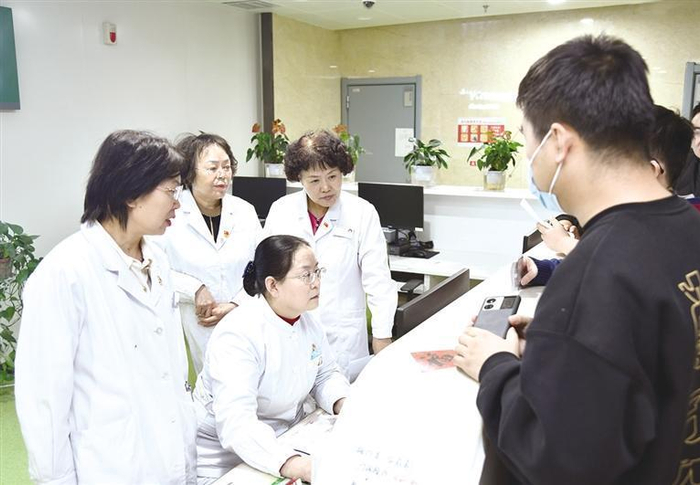     在兰大一院生殖医学中心护士站，护士正在为群众结算。