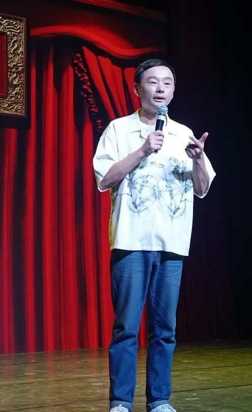 松果喜剧是发源于杭州的国内知名喜剧厂牌,由脱口秀演员祁文川("小七"