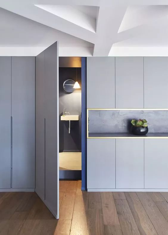 图案式隐形门很多家庭都喜欢用图案装饰墙面.