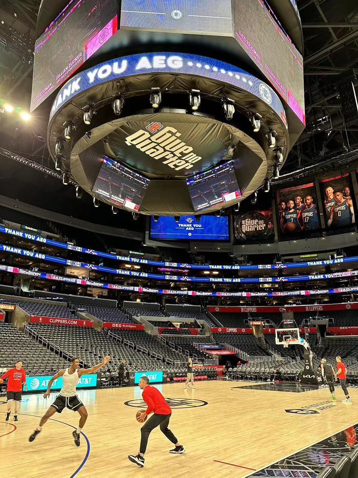 洛杉矶冷得让人发抖02小吧来看快船在这座球馆最后一场常规赛了