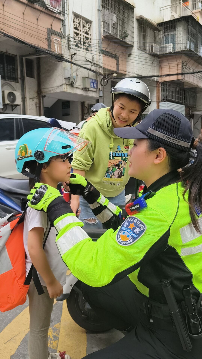 新会公安交警首先走进了新会商业幼儿园开展"交通劝导 赠送头盔"交通