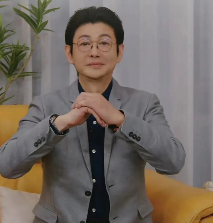 央视最帅男主持复出依旧少年最火时为还债辞职如今61岁再出发