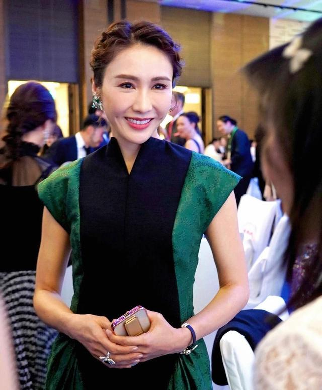 穿西装 衬衫,高级洋气又显贵|黎姿|富豪|发型_新浪新闻