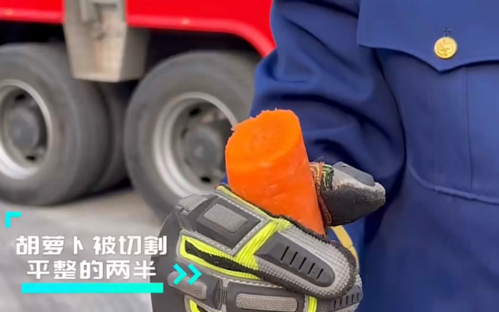 消防员展示,胡萝卜被风筝线切成两半.