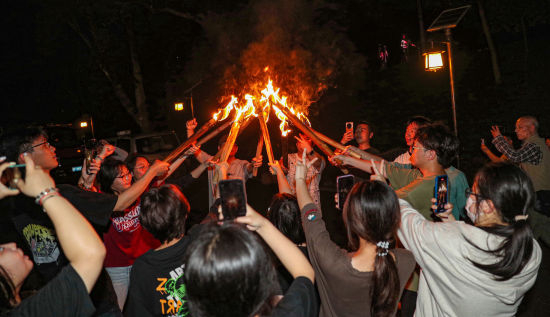 学生们手持火把从罗家堡红军广场出发,沿着长征国家文化公园(广昌段)