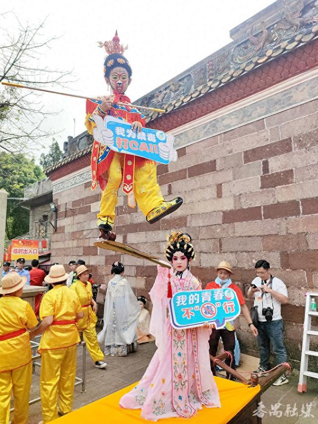 发放宣传资料800余张禁毒宣传走进番禺沙湾飘色巡游活动现场