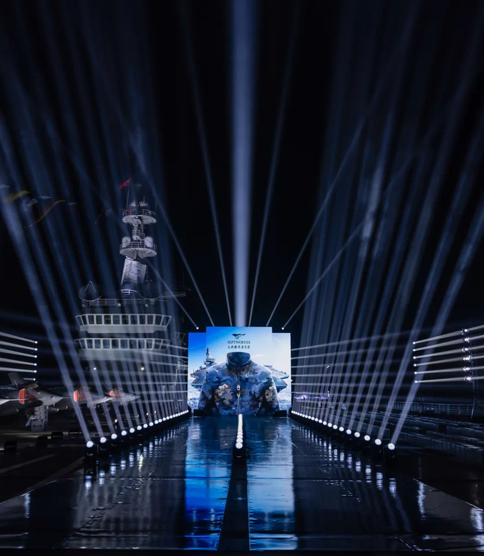 开创男装品牌跨界先河,不断打破边界的七匹狼,在一场别出心裁的航母大