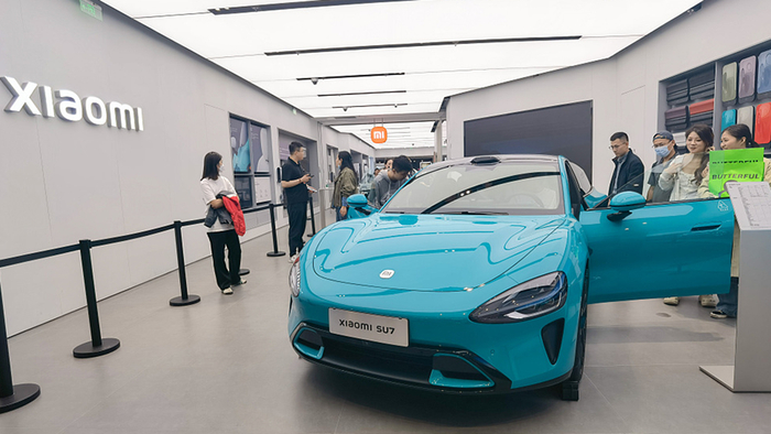 2024年4月12日，北京，合生汇小米线下门店，小米SU7发售后持续火热，市民在小米店内参观体验。视觉中国 图