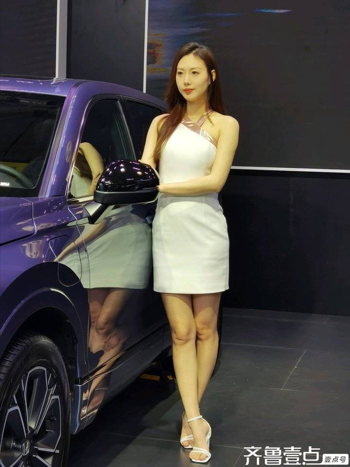 美车秀秀2024齐鲁国际车展春季靓丽车模魅力四射