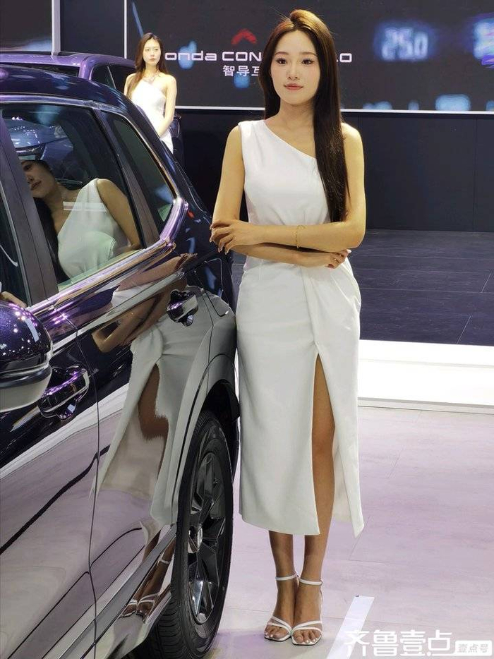 美车秀秀2024齐鲁国际车展春季靓丽车模魅力四射