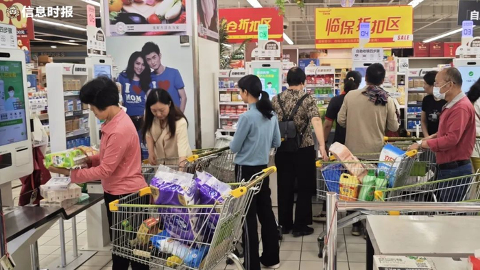 ▲市民在华润万家增城广场店结账。信息时报记者 李绍雄 摄