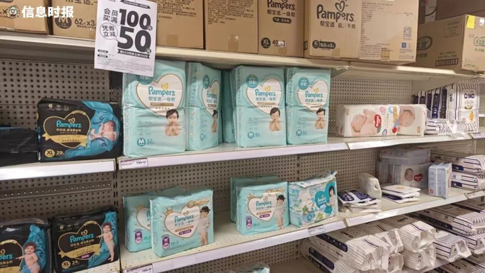 ▲二楼货架剩余婴儿尿片、家电等产品。信息时报记者 李绍雄 摄
