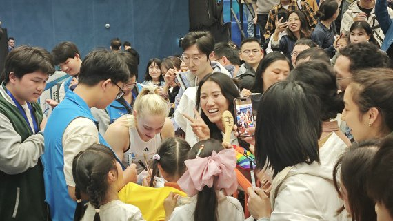  亚妮娅赛后为中国岩友签名。新华社记者 王沁鸥 摄