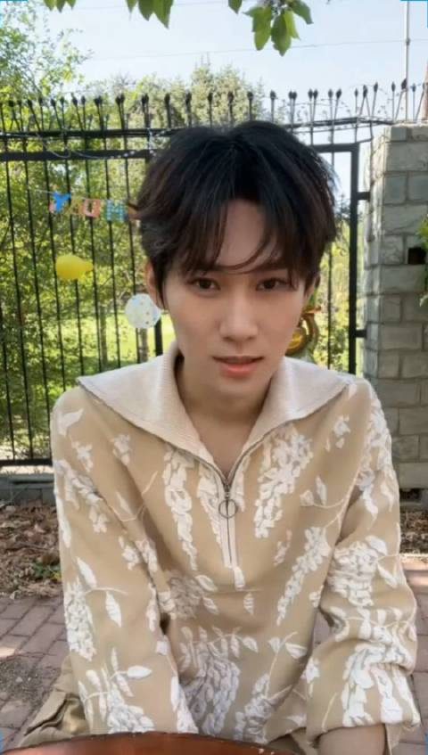 张真源21岁直播清唱心桥生日这天直播间宠粉