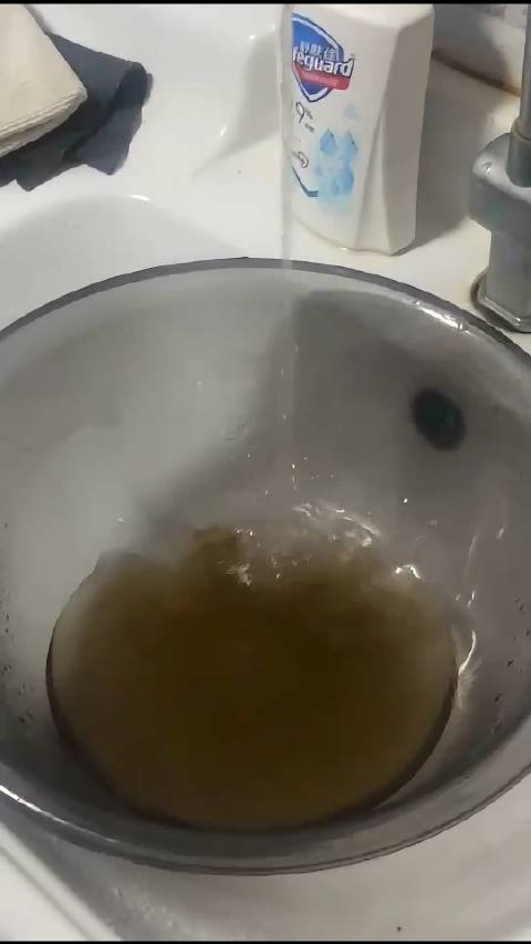 这就是一个老小区的自来水用水状况