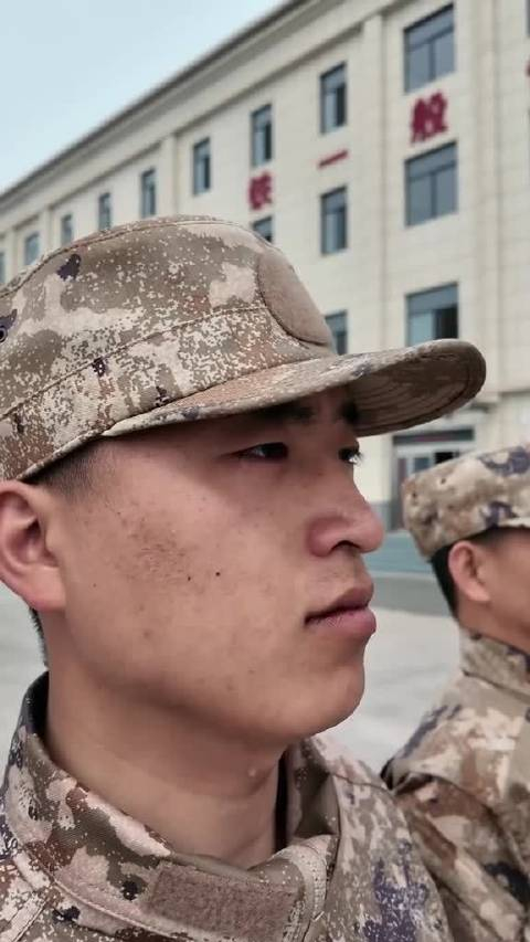 新兵的眼神训练坚毅的眼神会让人充满杀气八一青春方阵