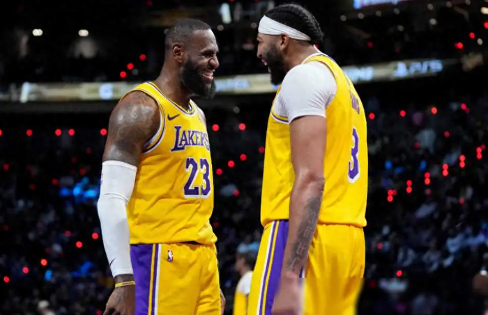 狂轰772424湖人三巨头打疯了浓眉哥创纪录詹姆斯再创神迹