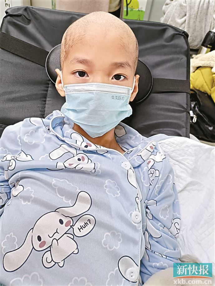 去年底,陈小来10岁的女儿雅埼突然病倒,辗转求医中被确诊为神经母细胞