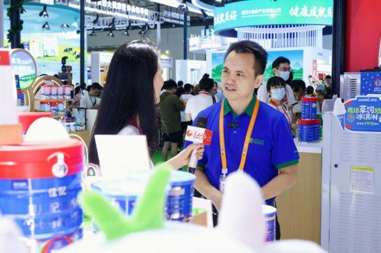 直击消博会热门展区高培草饲奶粉受热捧