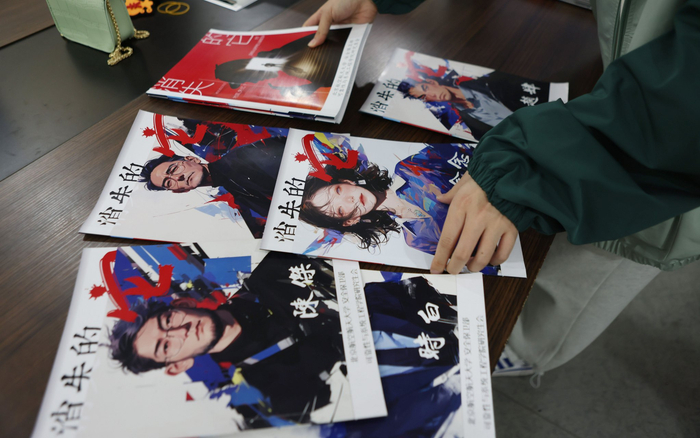 剧本封面绘画均来自AI。 新京报记者 李木易 摄