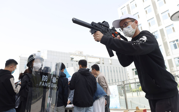 4月15日，北京航空航天大学安全保卫部在外场设置了国家安全学习闯关活动。新京报记者 李木易 摄