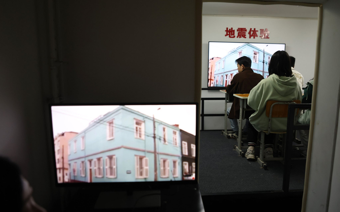 玩剧本杀之前，学生们在体验地震。 新京报记者 李木易 摄