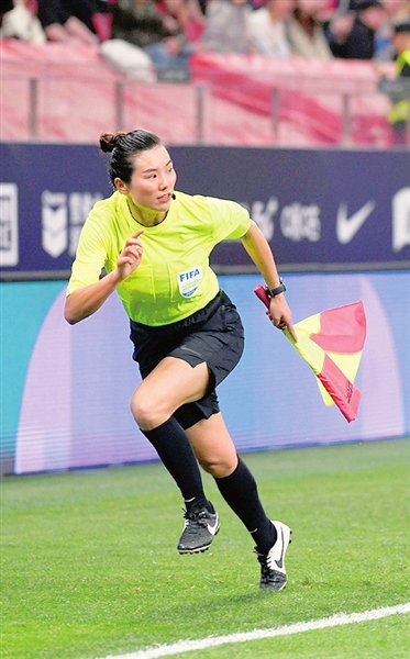 女裁判员亮相中超联赛(图)|裁判员|谢丽君|中超联赛_新浪新闻