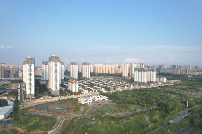 销售成为趋势;二手房方面,挂牌量激增导致房价回落,买方市场逐渐稳固