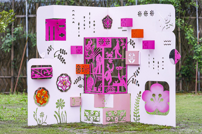 公共艺术装置《游园|6Ρ游戏》活动开幕当天,游人进入公园大门,穿过