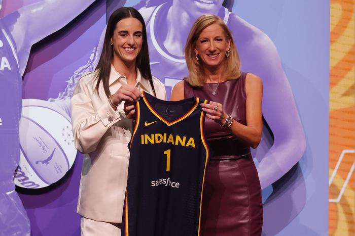 凯特琳·克拉克（左）当选WNBA状元。 图/IC PHOTO