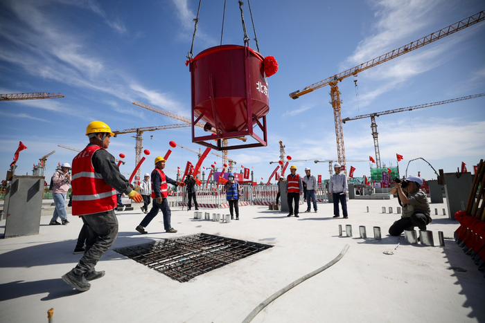 与会领导现场宣布最后一方混凝土浇筑起吊。新京报记者 王子诚 摄