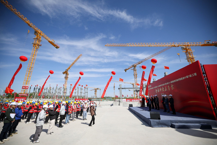 清华大学通州金融发展与人才培养基地项目地下结构冲出“正负零”仪式。新京报记者 王子诚 摄