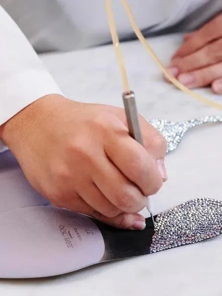 Jimmy Choo于今年2月推出的“水晶鞋”，“每只鞋镶嵌约6000颗施华洛世奇水晶。（图/凤凰网）