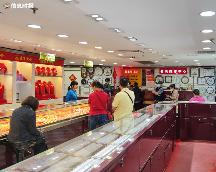 东山百货钟饰商场内，市民排队轮候准备将手里的黄金卖出去。