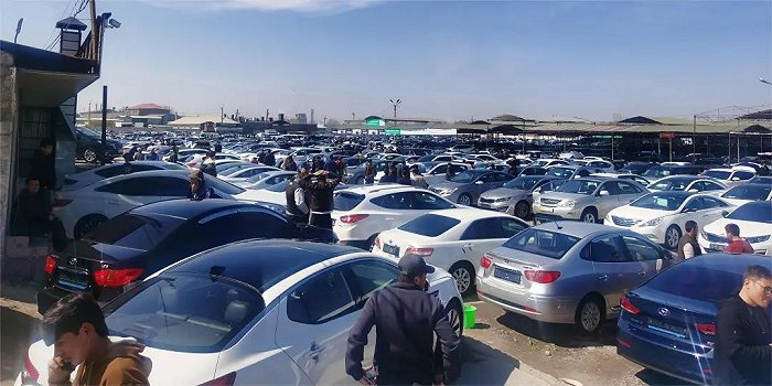 中亚某国二手车交易市场，放眼望去，几乎全是日韩车。受访者供图