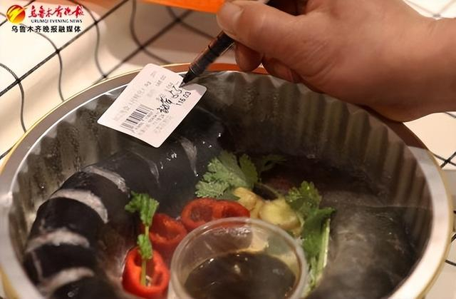 　　4月11日，在会展吾悦广场览茑超市，工作人员按时间将水产进行半价处理。记者石磊摄