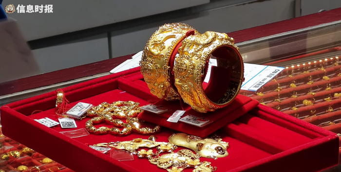 近日，一位市民临近婚期，买了龙凤镯首饰。