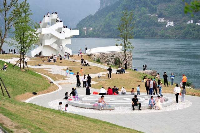 湖北宜昌春光明媚西陵峡畔旅游廊道游客络绎不绝