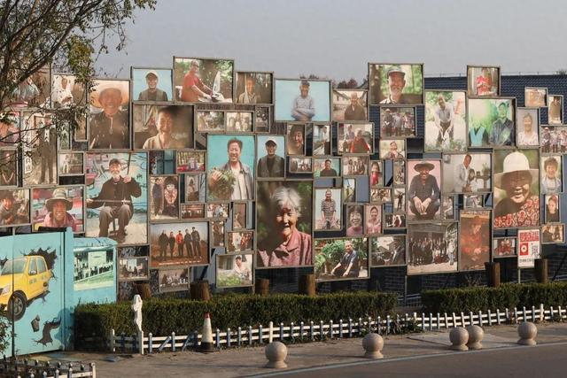 蔡家沟乡村艺术试验场的巨幅照片墙，村民的笑脸“热辣滚烫”。农民日报·中国农网见习记者 陈楠 摄