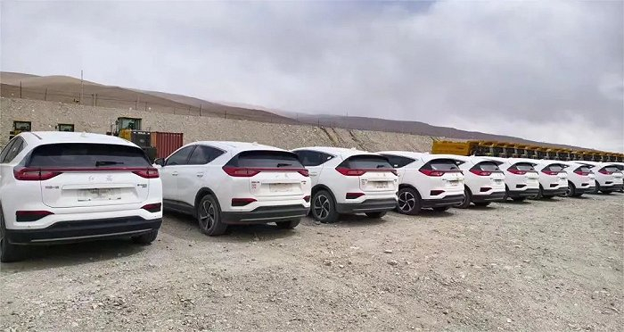 停在口岸等待出口的红旗车，受访者供图