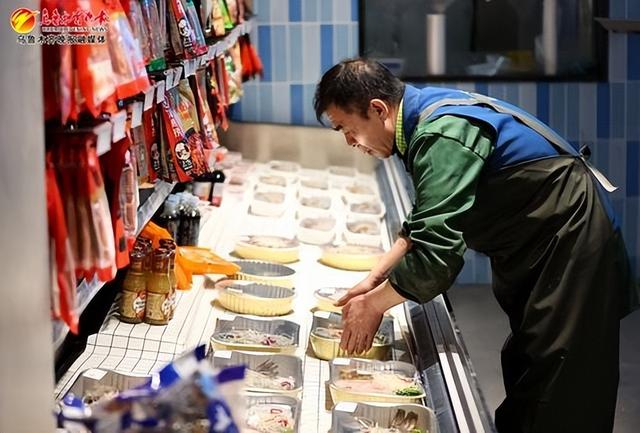 　　4月11日，在会展吾悦广场览茑超市，工作人员正在整理今日半价产品。记者石磊摄