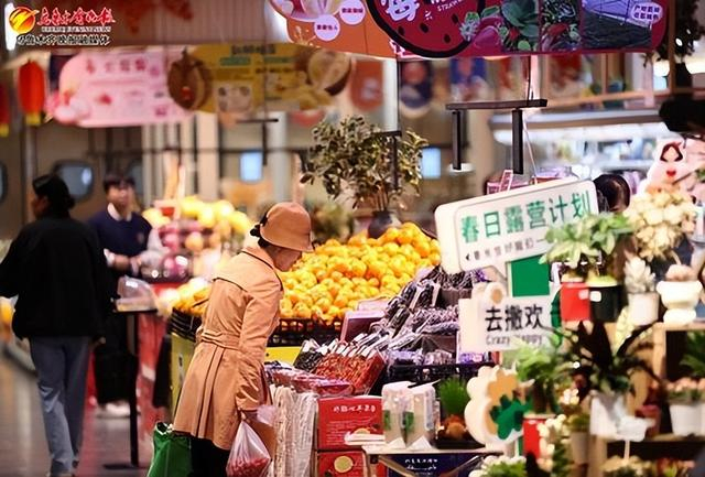 　　4月11日，在会展吾悦广场览茑超市，顾客正在店内选购心仪商品。记者石磊摄