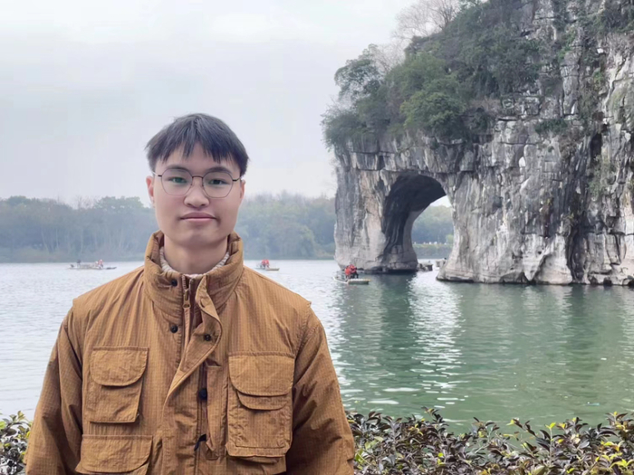 ▲广西小伙维C在桂林象鼻山。