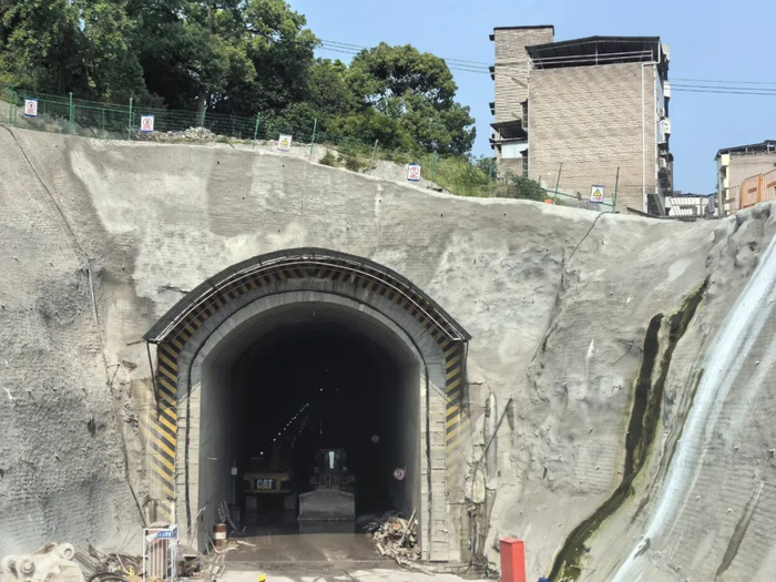 与分洪隧道衔接的侧堰土方开挖已完成,上游挡墙混凝土已浇筑超300