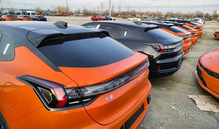 停在口岸等待出口的极氪汽车，受访者供图