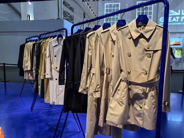 博柏利连续四届参展消博会展示数款典藏风衣