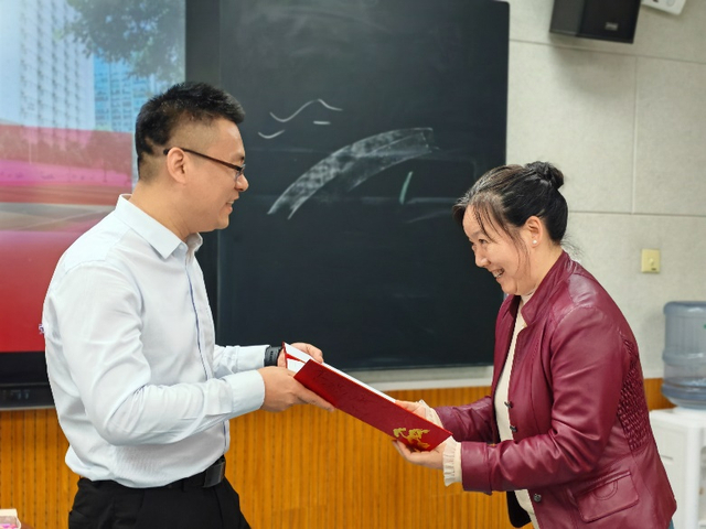 权校长首先对龚校长的莅临表示衷心的感谢,并热切期待龚校长能够经常